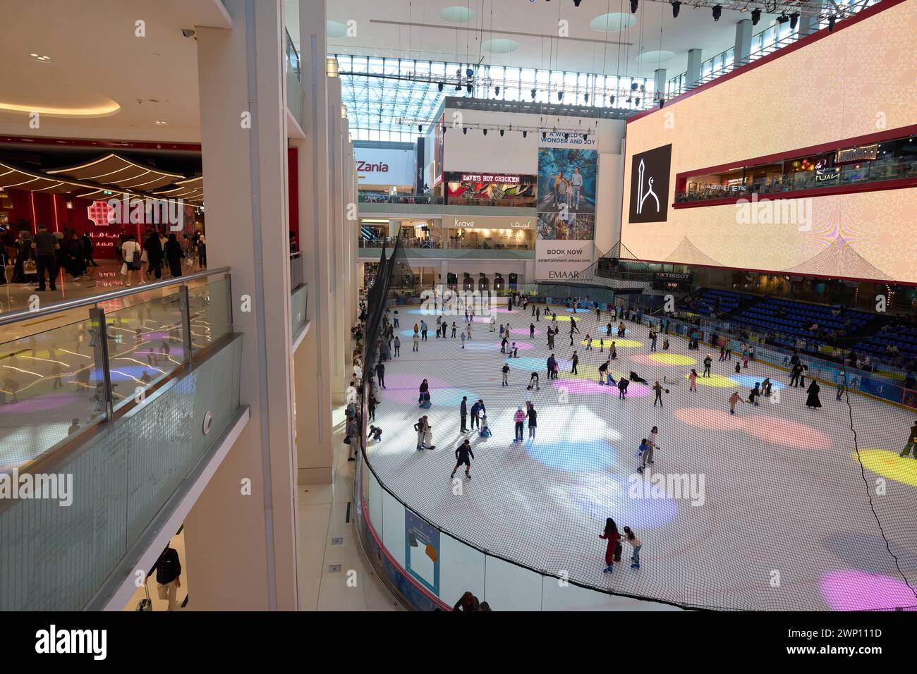 Eislaufbahn im Einkaufszentrum Dubai Mall. Die größte Mall der Welt bietet unzählige Einkaufs- und Unterhaltungsmöglichkeiten Dubai *** Eislaufbahn in der Dubai Mall das größte Einkaufszentrum der Welt bietet unzählige Einkaufs- und Unterhaltungsmöglichkeiten Dubai FREY 20240225008A.JPG Stockfoto