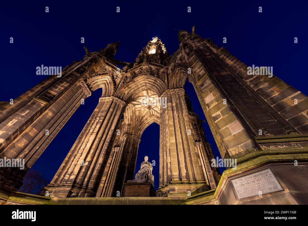 Edinburgh, Vereinigtes Königreich. 4. März 2024: Das Scott Monument an der Princes Street in Edinburgh wurde zu Ehren des schottischen Autors erbaut. Credi Stockfoto