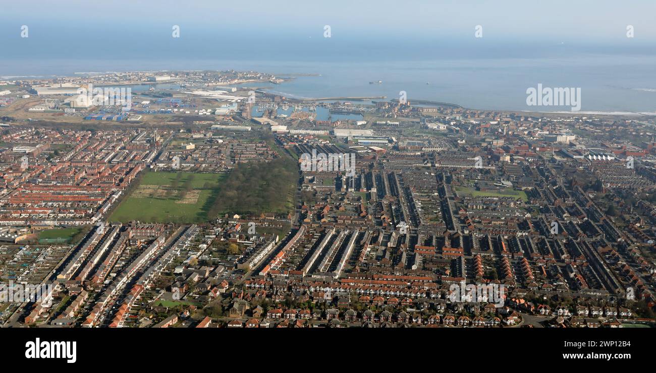 Aus der Vogelperspektive von Hartlepool, einer Hafenstadt im County Durham, aus der Gegend des West Park mit Blick nach Osten zur Küste Stockfoto