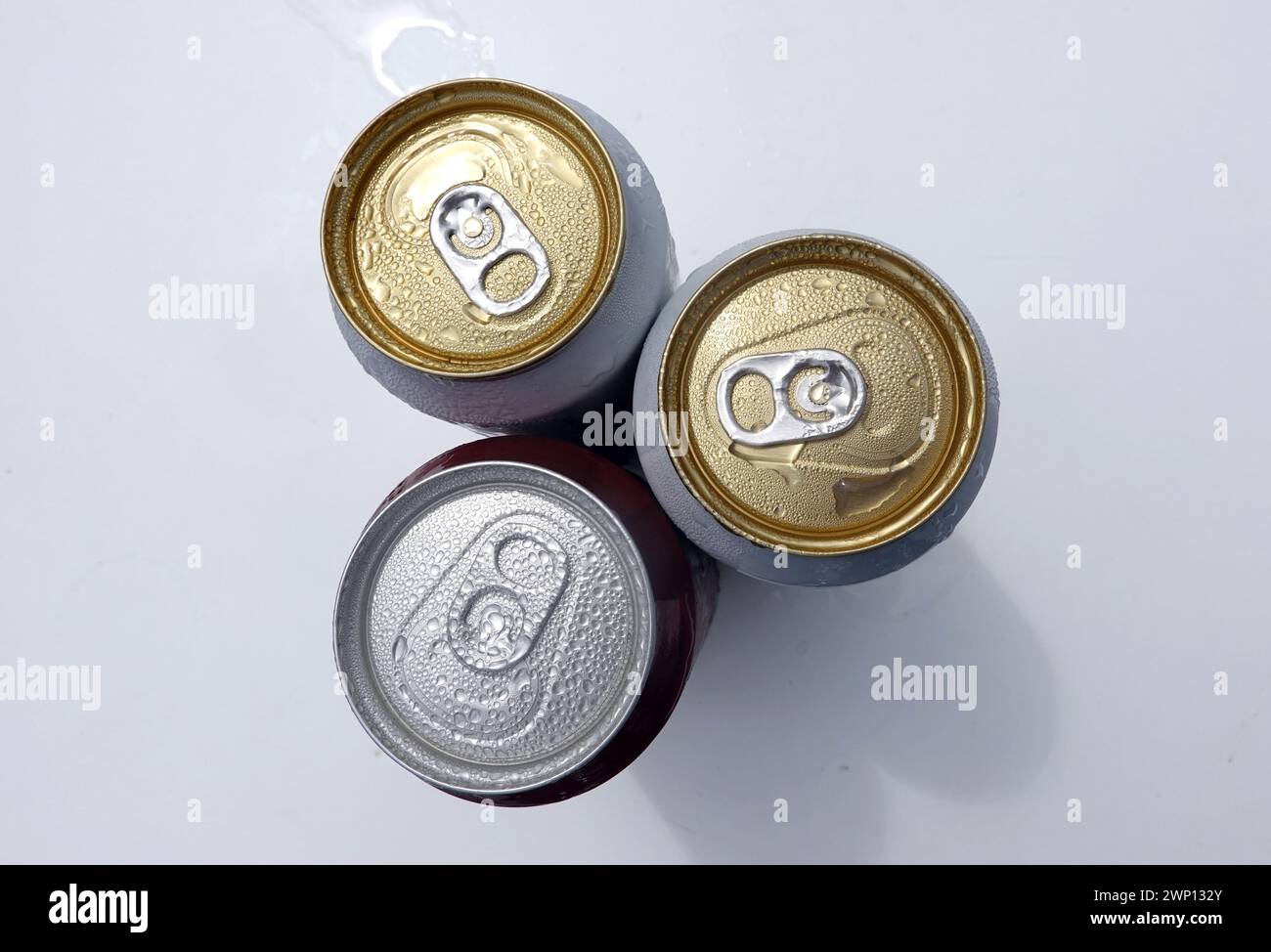 Kondenswasser auf drei Getränkedosen - Blick von oben Stockfoto
