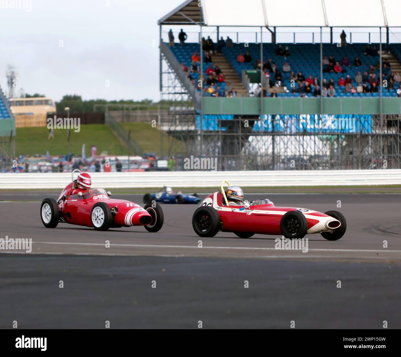 Ein Lola Mk2 führte eine Elva 100 während des Historic Formula Junior Race beim Silverstone Festival 2023 an Stockfoto