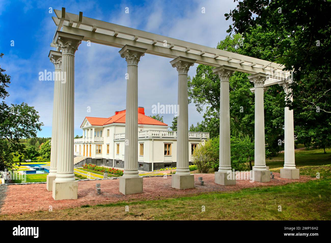 Das Herrenhaus Söderlångvik, das Haus von Amos Anderson, 1878–1961, finnischer Geschäftsmann und großer Mäzen der Künste, mit Kolonnade korinthischer Säulen. 2021. Stockfoto