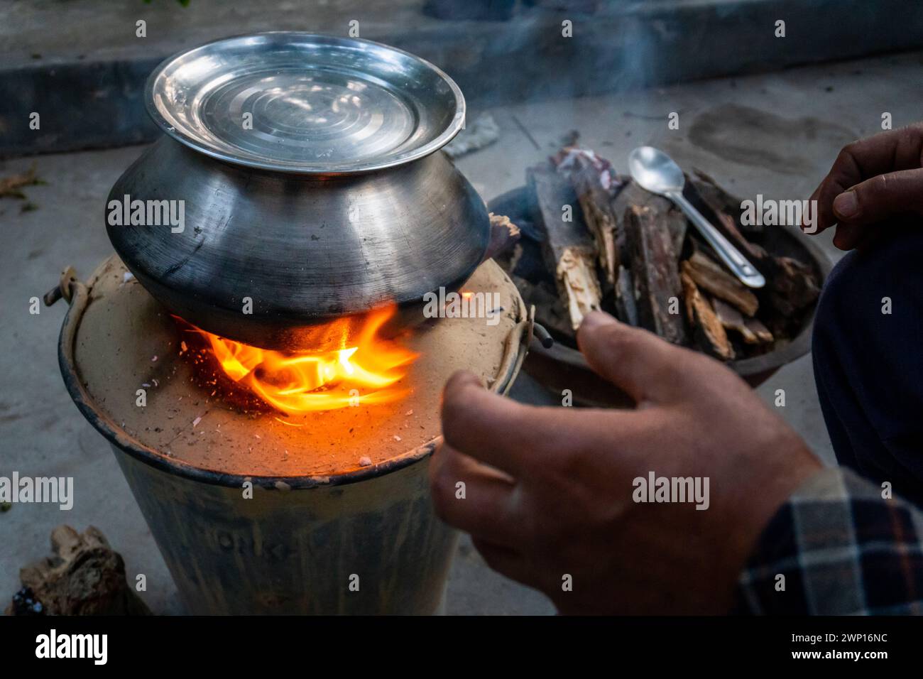 3. März 2024, Uttarakhand Indien. Angeethi Cooking: Outdoor-Lehmofen mit Brennholz im ländlichen Dorf Uttarakhand, Indien. Stockfoto