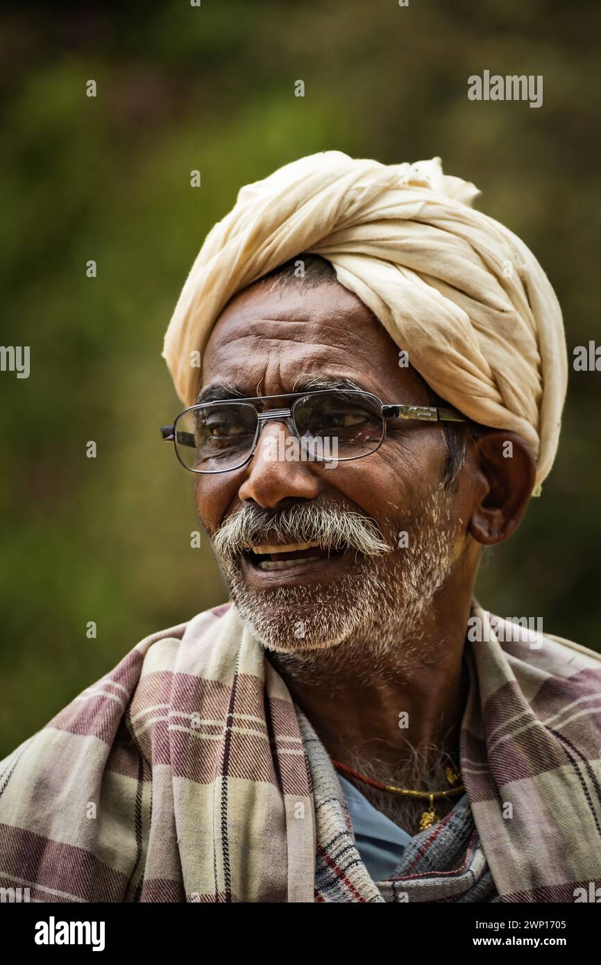 Porträt eines alten Hindus in weißem Turban in Maharashtra Indien. Indischer Schäferhund mit traditioneller Hindukostüm. Maharashtra, Indien, Februar 25,2024 Stockfoto