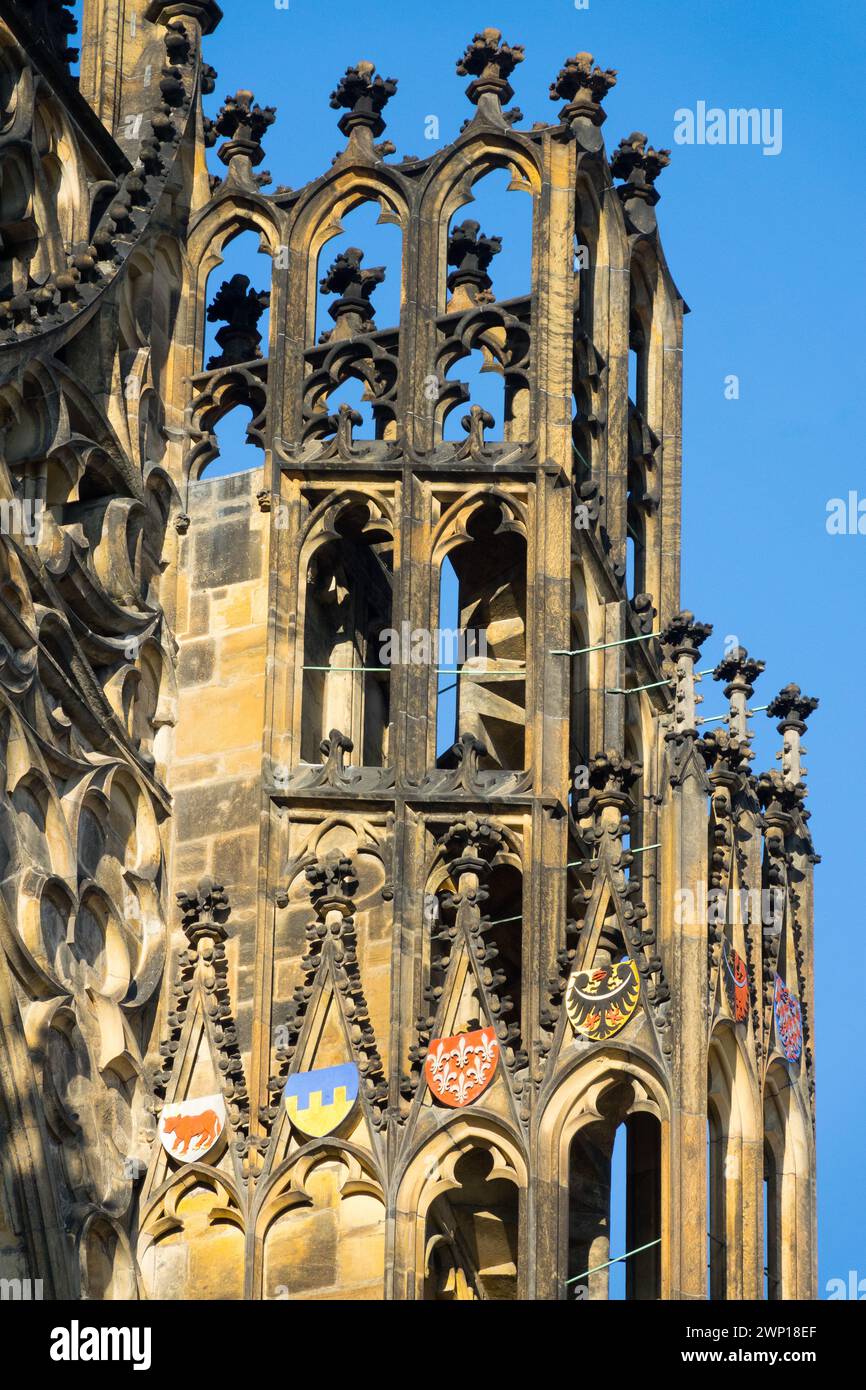 Prager Dom fliegende Stütze mit Wappen verziert, des tschechischen Adels mittelalterliche gotische Architektur Prag Tschechische Republik Europa Stockfoto Prager Dom fliegende Stütze mit Wappen verziert, des tschechischen Adels mittelalterliche gotische Architektur Prag Tschechische Republik Europa Stockfoto