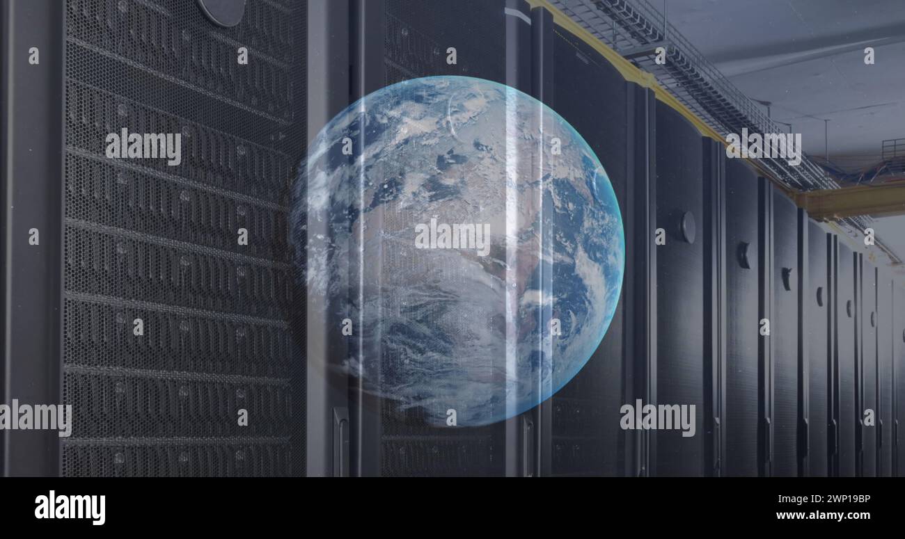 Bild eines Globus gegen einen Computerserverraum Stockfoto