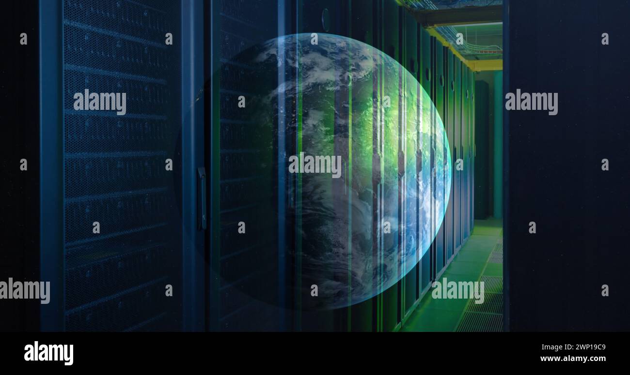 Bild eines Globus gegen einen Computerserverraum Stockfoto