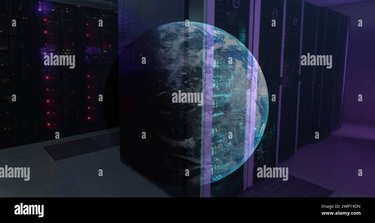 Bild eines Globus gegen einen Computerserverraum Stockfoto