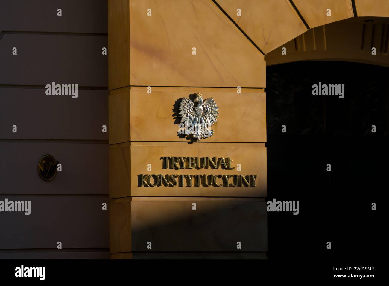 Beleuchtete Fassade des Verfassungsgerichts mit dem Symbol des polnischen Verfassungsgerichts und dem Staatswappen; elegantes Foto in warmen Farben, horiz Stockfoto