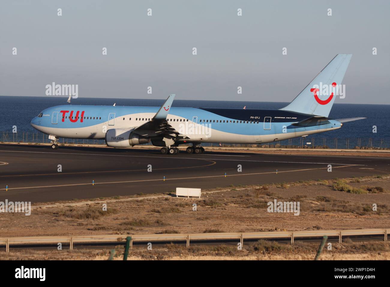Eine Boeing 767-300 von TUI fährt am Flughafen Lanzarote Arrecife auf den Kanarischen Inseln ab Stockfoto