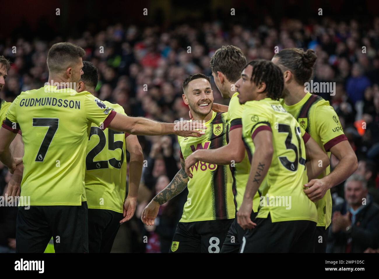 Burnley FC erste Mannschaftsspieler feierten ihr erstes Tor im Arsenal gegen Burnley FC im Emerates Stadion am 11. November 2023 Stockfoto