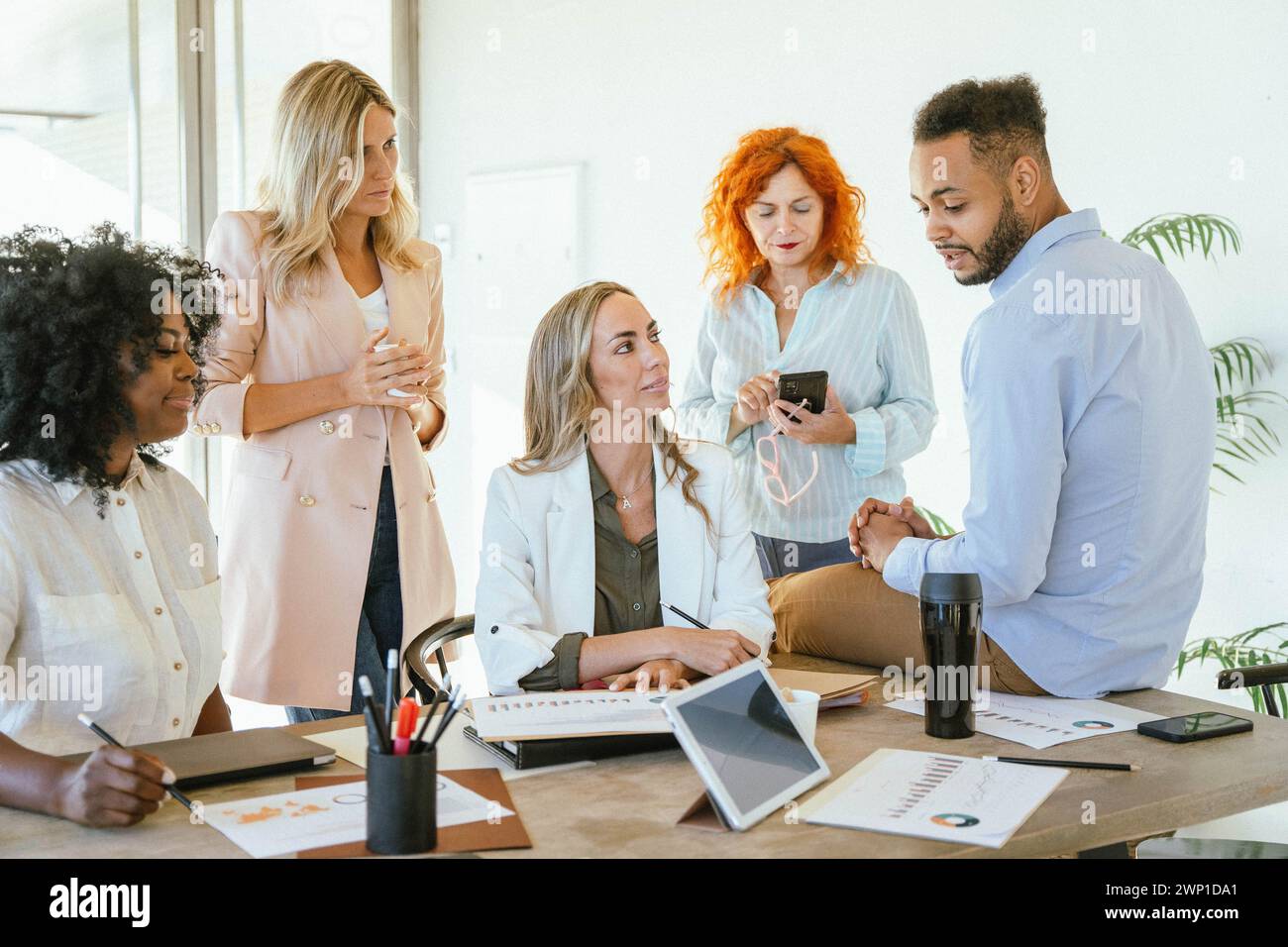 Geschäftsteam analysiert Diagramme und Daten während einer Besprechung im Büro. Geschäftskonzept. Stockfoto