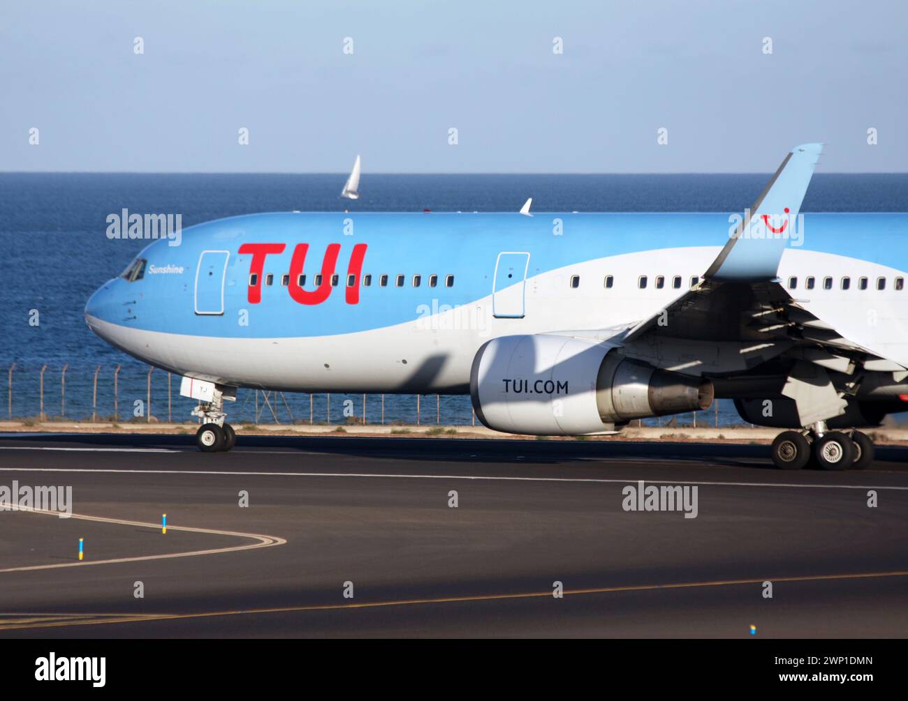 Eine Boeing 767-300 von TUI fährt am Flughafen Lanzarote Arrecife auf den Kanarischen Inseln ab Stockfoto