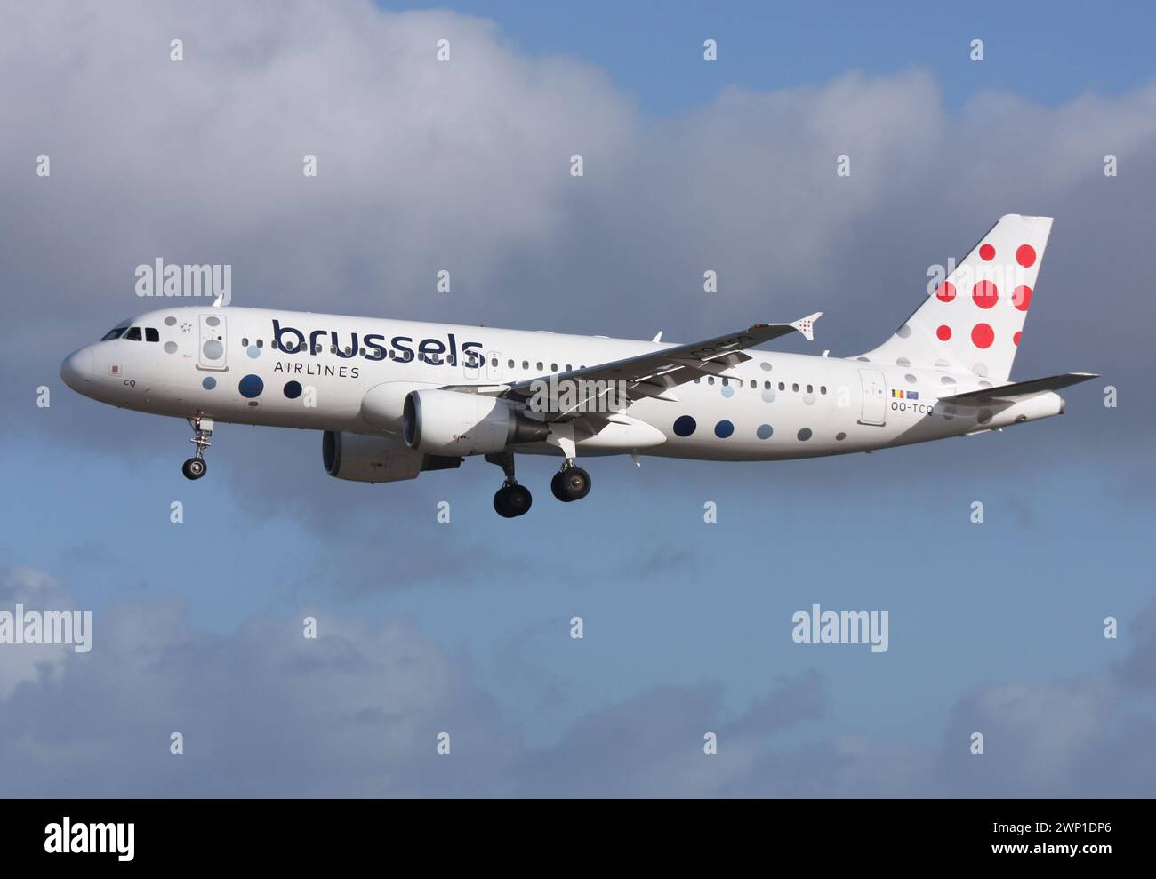 Ein Airbus A320 von Brussels Airlines, der sich dem Flughafen Lanzarote Arrecife nähert Stockfoto