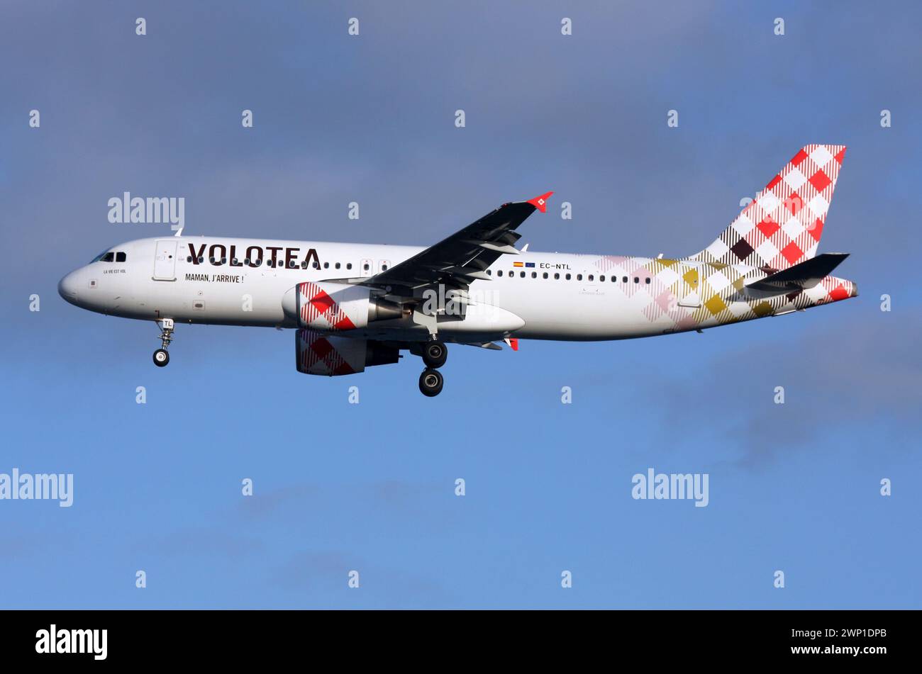 Ein Airbus A320 von Volotea nähert sich dem Flughafen Lanzarote Arrecife Kanarische Inseln Stockfoto
