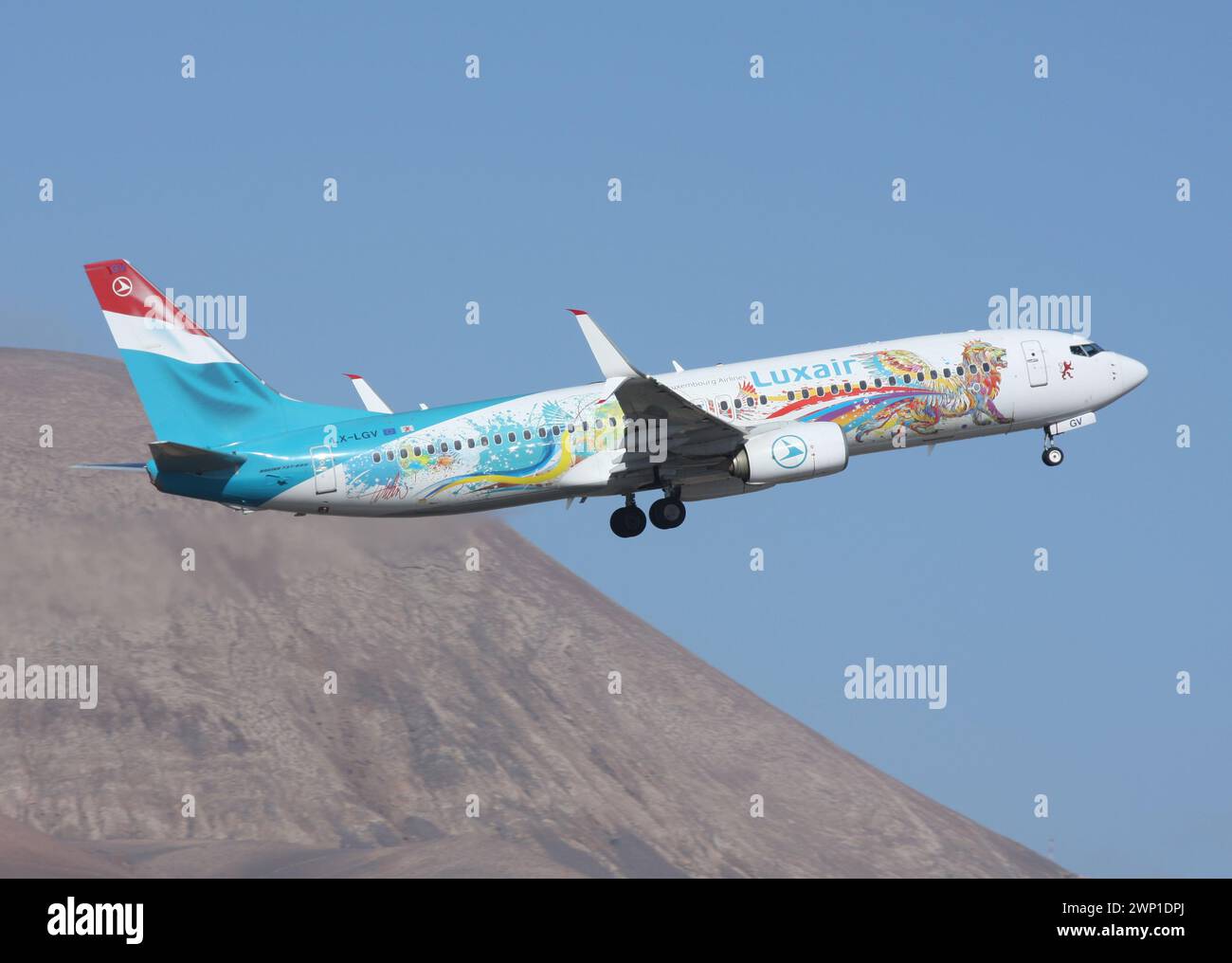 Eine Boeing 737-800 von Luxair in einer speziellen Lackierung zum 60. Jahrestag ab Lanzarote Arrecife Flughafen Stockfoto