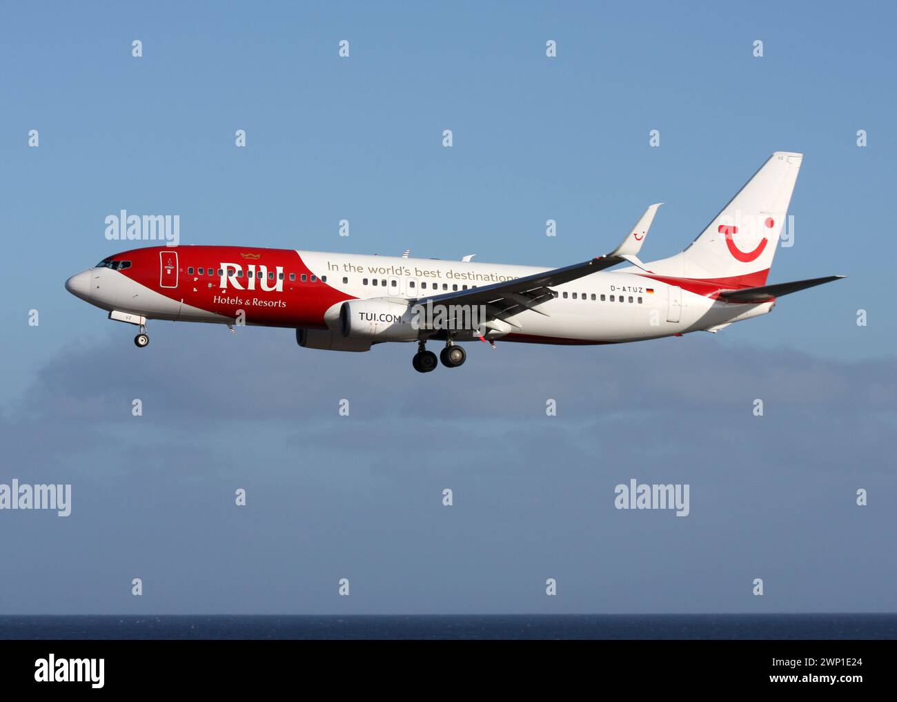 Eine Boeing 737-800 von TUI in einem Sonderprogramm, das RIU Hotels in Richtung Flughafen Lanzarote anzeigt Stockfoto