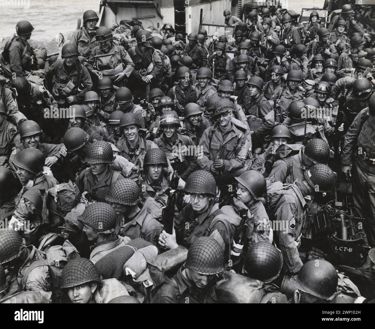 ENGLISCHER KANAL - 12. Juni 1944 - Truppen der US-Armee drängten sich in ein LCI, als sie sechs Tage nach dem D-Day zu einem Treffen im englischen Kanal aufbrachen. Einmal Stockfoto