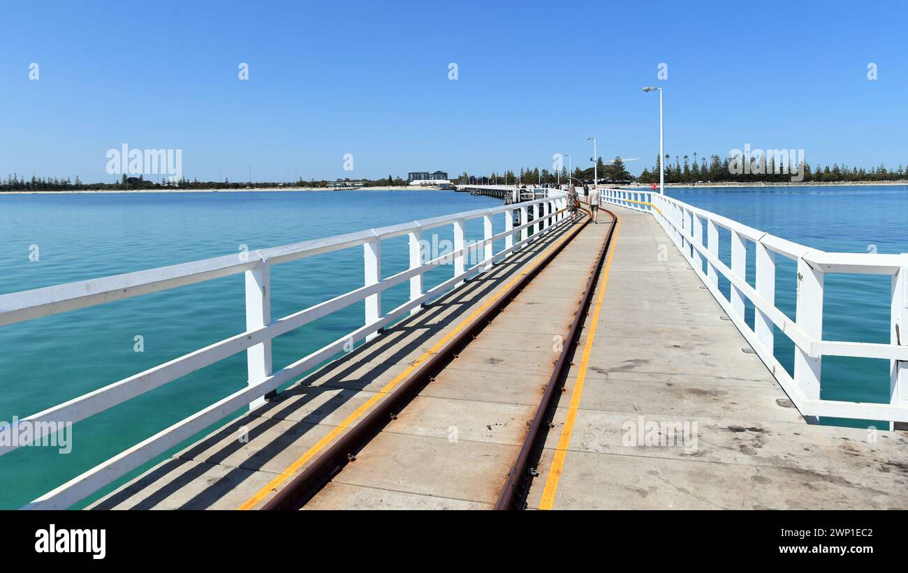 Mit 1.841 Metern (6.040 ft) gilt Busselton Steg als das längste Holzbauwerk in der südlichen Hemisphäre Stockfoto