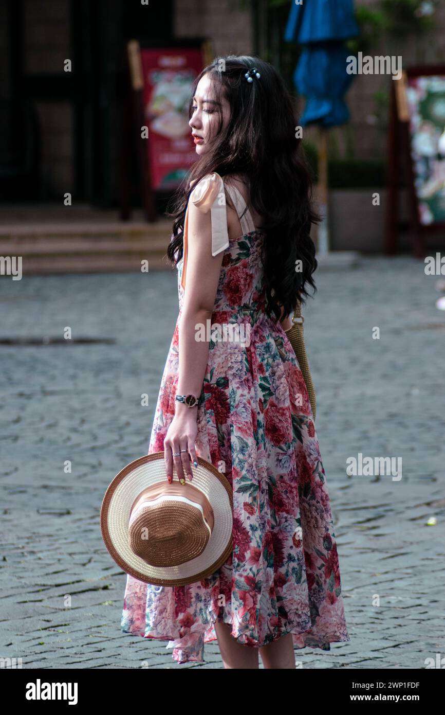 Ein Tourist posiert in Ba Na Hills. Stockfoto