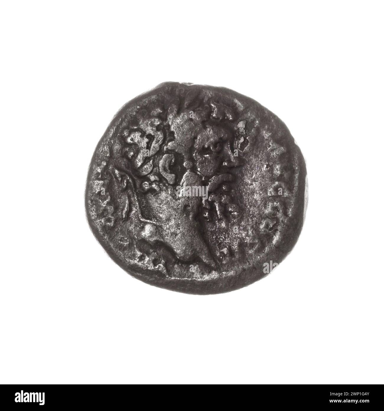 Denar aus dem Jahr 194 n. Chr. mit einer Büste des römischen Kaisers Septimius Severus mit einem Trophäensymbol; römische kaiserliche Ikonographie. Stockfoto