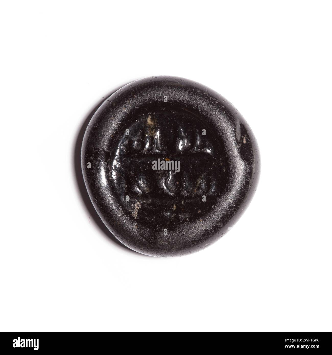 Diese Aufzeichnung beschreibt arabische islamische Kunst aus dem frühen 13. Jahrhundert, wobei der Schwerpunkt auf Inschriften, kulturellen Kontext und Provenienz innerhalb der Kunst des Islam liegt. Stockfoto