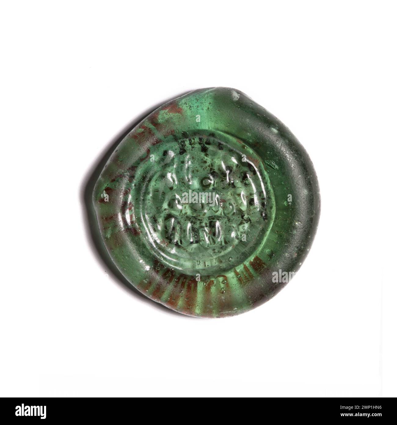 Dieses Artefakt stammt aus dem 10. Bis 11. Jahrhundert und spiegelt arabische Kultur und islamische Kunst wider. Sie trägt eine Botschaft, die ihre Herkunft angibt und zeigt künstlerische und kulturelle Merkmale des Islam in dieser Zeit. Stockfoto