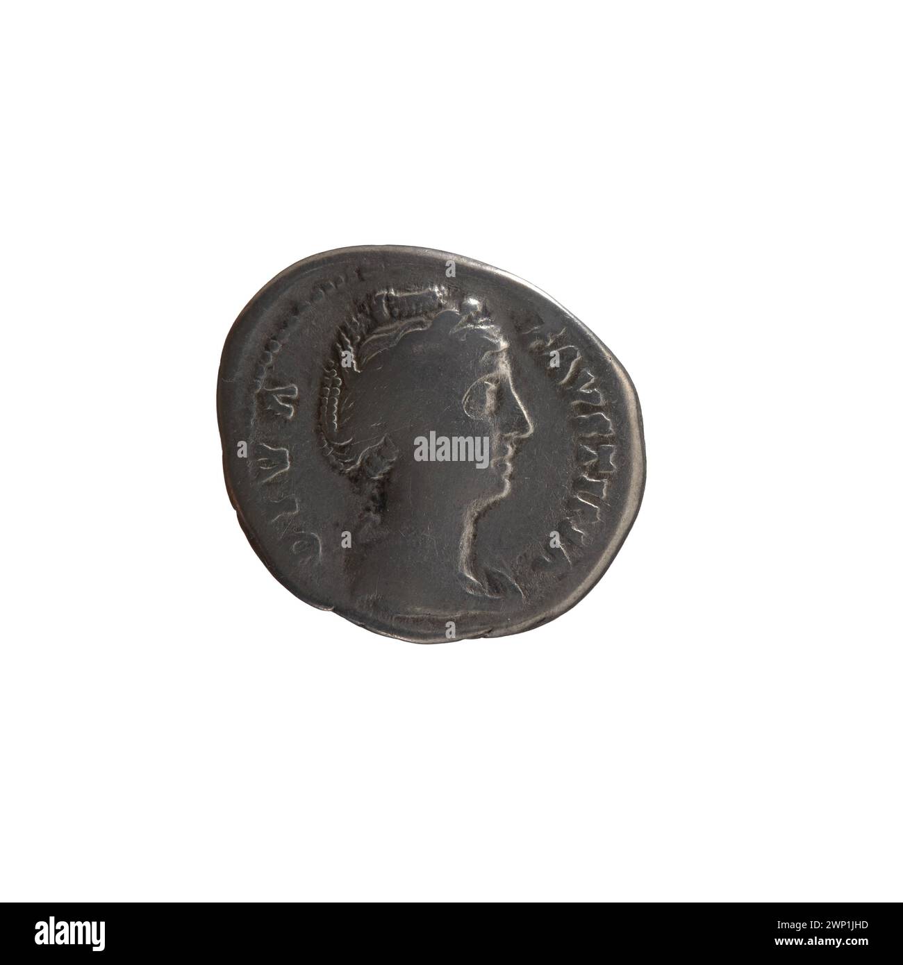 Eine Denarmünze, die nach 141 während der Regierungszeit des römischen Kaisers Antoninus Pius und der Kaiserin Faustina des Älteren ausgegeben wurde und die römische Silberprägung und die kaiserliche Währung repräsentiert. Stockfoto