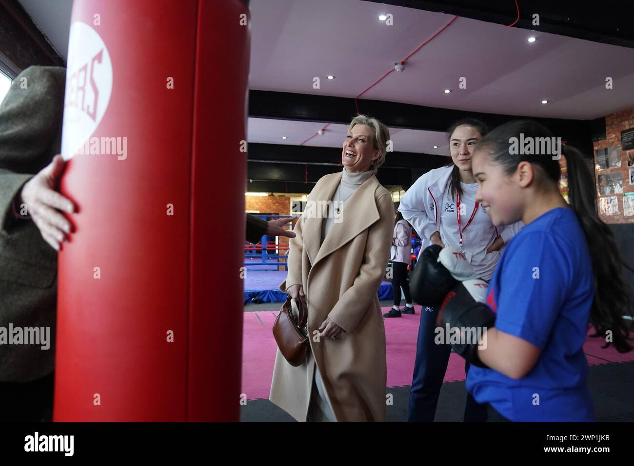 Die Duchess of Edinburgh lacht, als der Duke of Edinburgh an einer Sparringsession mit dem 11-jährigen Boxer Lacey Douglas während eines Besuchs im Right Stuff Amateur Boxing Club in Stafford teilnimmt. Bilddatum: Dienstag, 5. März 2024. Stockfoto