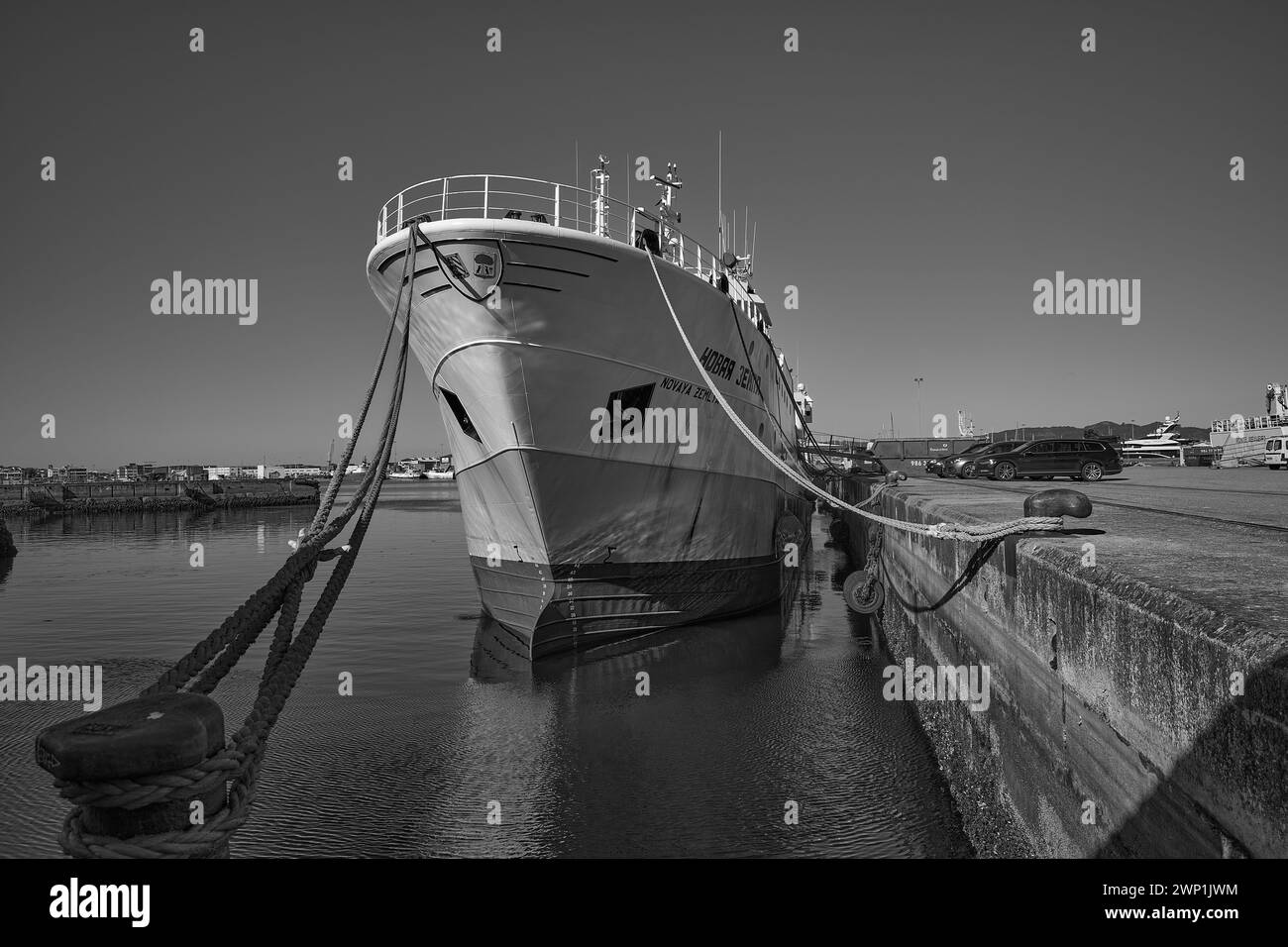 Vigo, Pontevedra, Spanien; 22. Oktober 2021; Fischerboot im Hafen von Vigo mit einem Seil am Schiffspoller befestigt und Schwarzweiß-Fotografien Stockfoto