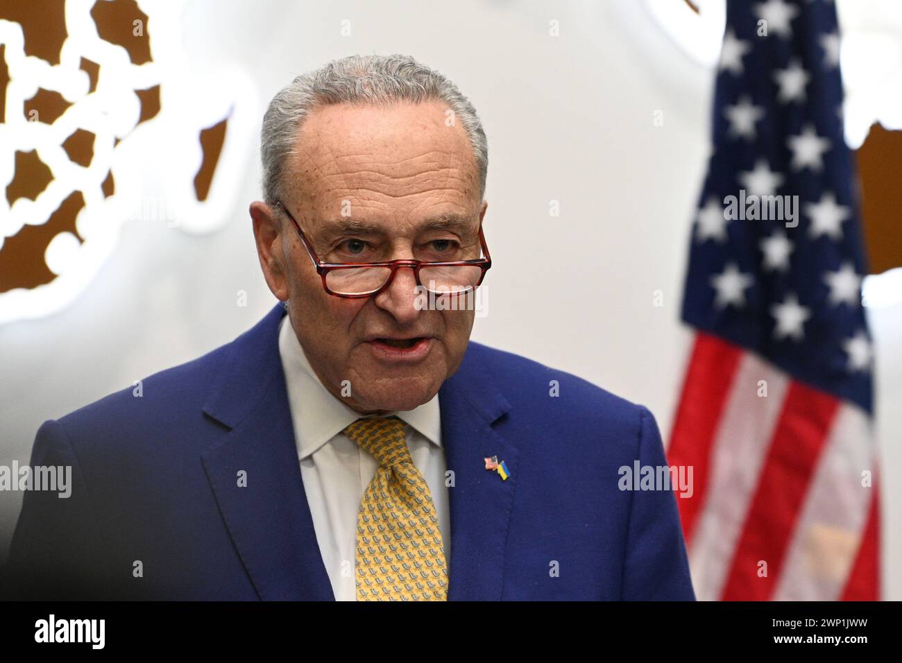 Lviv, Ukraine - 23. Februar 2024: Mehrheitsführer des US-Senats Chuck Schumer während einer Pressekonferenz in Lviv, Ukraine. Stockfoto