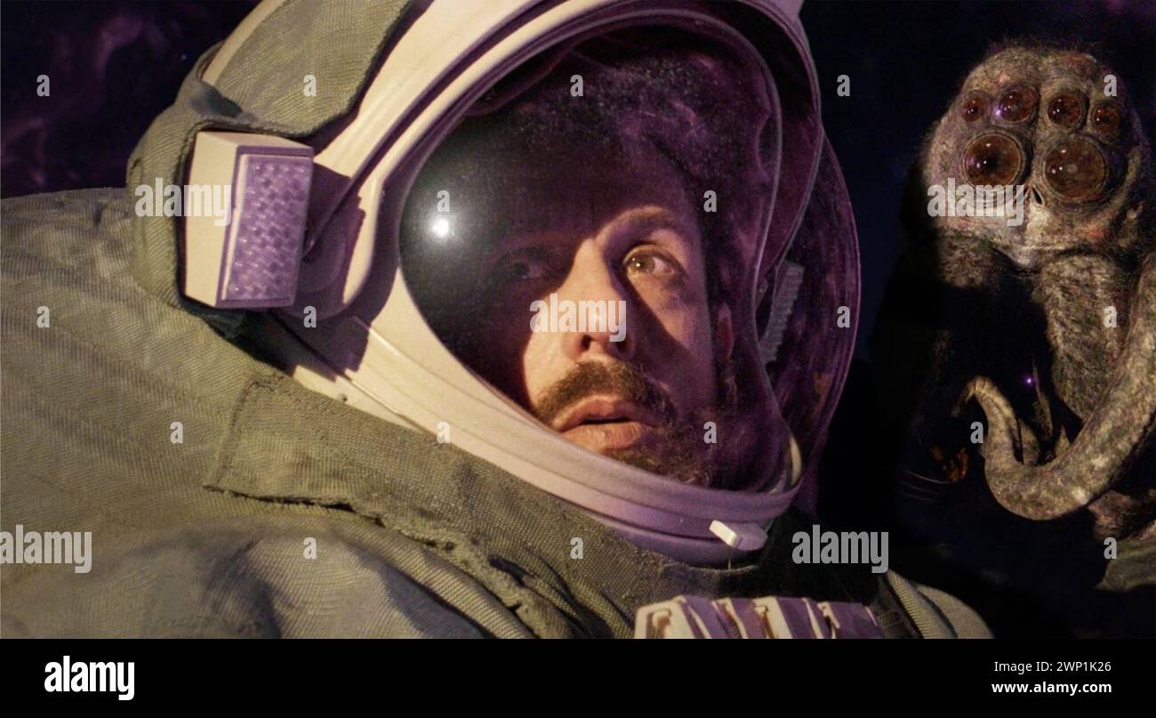 SPACEMAN 2024 Netflix-Film mit Adam Sandler als Jakub Procházka und Hanuš die außerirdische Spinne von Paul Dano Stockfoto