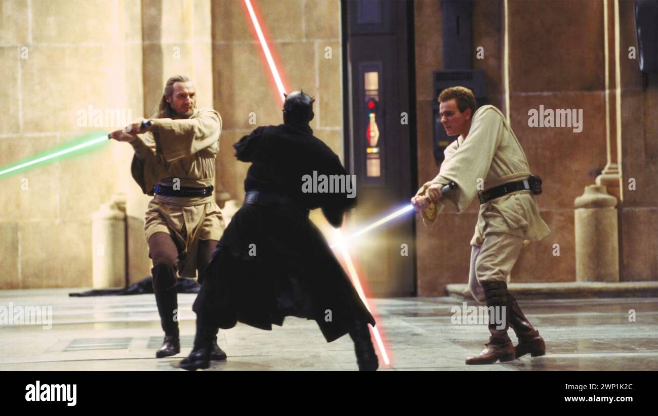 STAR WARS: EPISODE 1 - THE PHANTOM MOVIE 1999 20th Century Fox. Qui-Gon Jinn (Liam Neeson rechts) und Obi-Wan Kenobi ( Ewan McGregor ) kämpfen gegen Darth Maul ( Ray Park ) Stockfoto