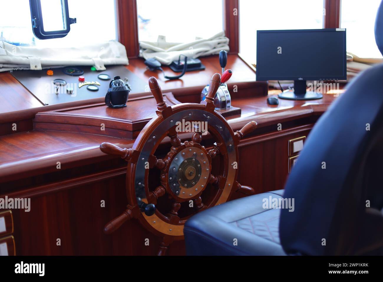Schiffskabine mit Lenkrad Stockfoto