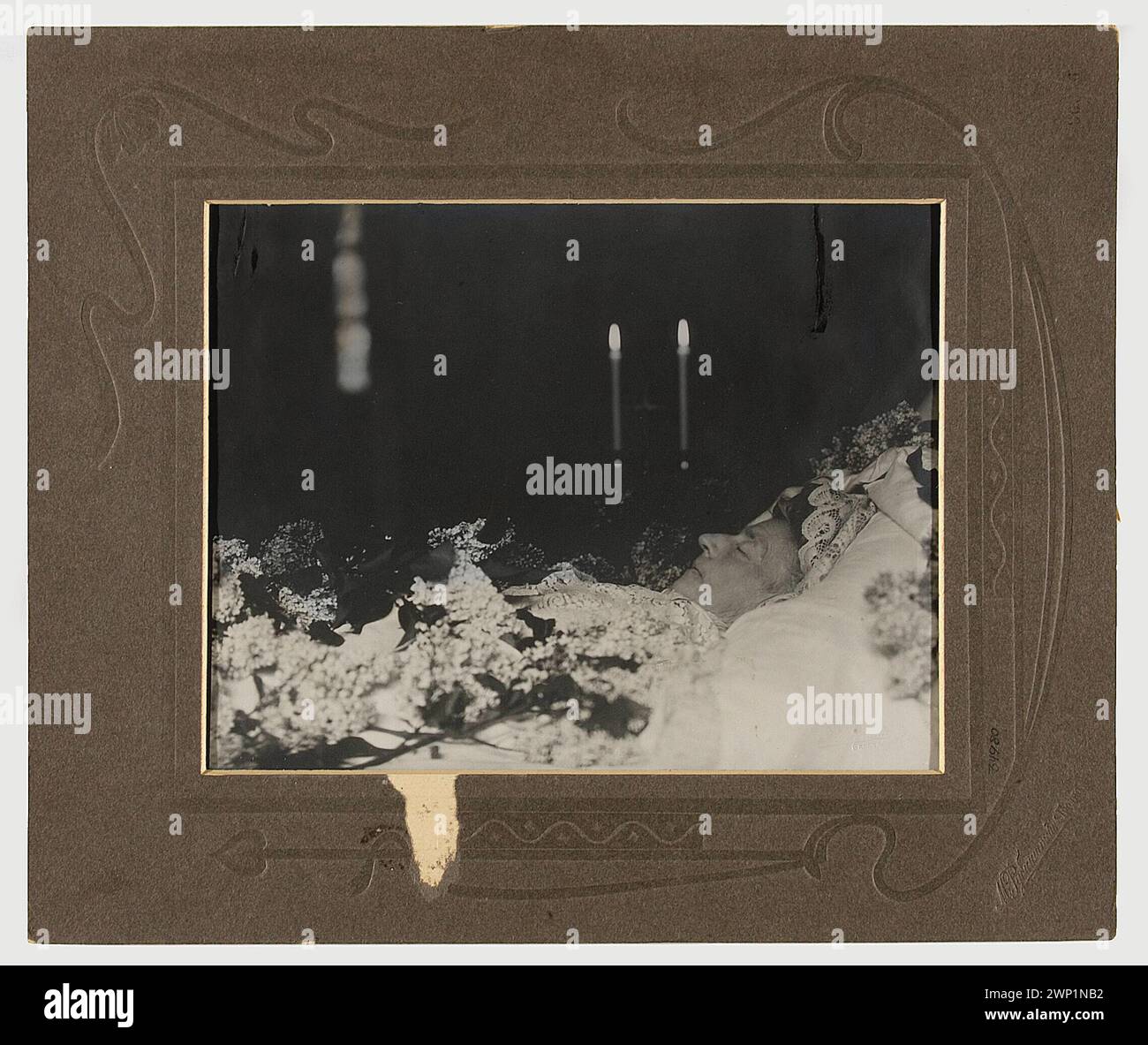 Eine Darstellung von Eliza Orzeszkowa aus dem Jahr 1910 von Meir Rubinstein, die sie posthum mit Porträt und Katafalk zeigt und ihren Tod und ihre Testamentsakte dokumentiert. Stockfoto