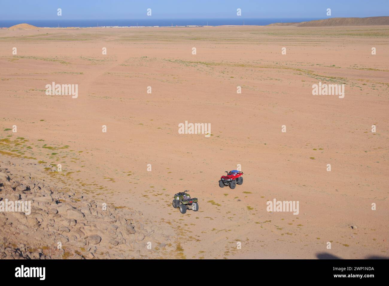 Zwei Vierrad-Mopeds in der Wüste Stockfoto