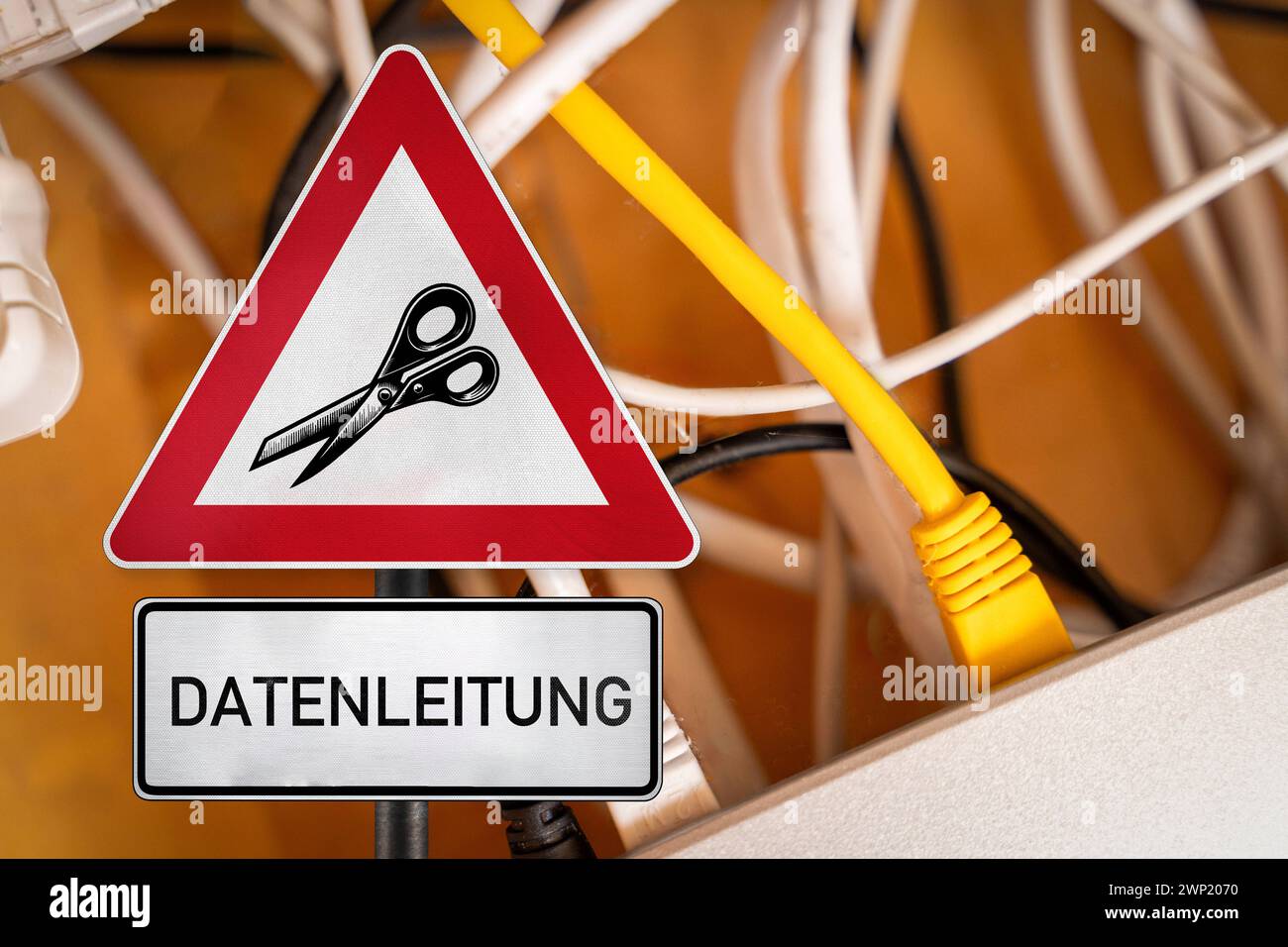 5. März 2024: Symbolisches Bild – im Roten Meer durchgeschnittene U-Boot-Kabel verbindet Europa und Asien. FOTO *** Symbolbild zu - Unterseekabel im Roten Meer gekappt, Transsibirisches Datenkabel verbindet Europa und Asien. FOTOMONTAGE Stockfoto