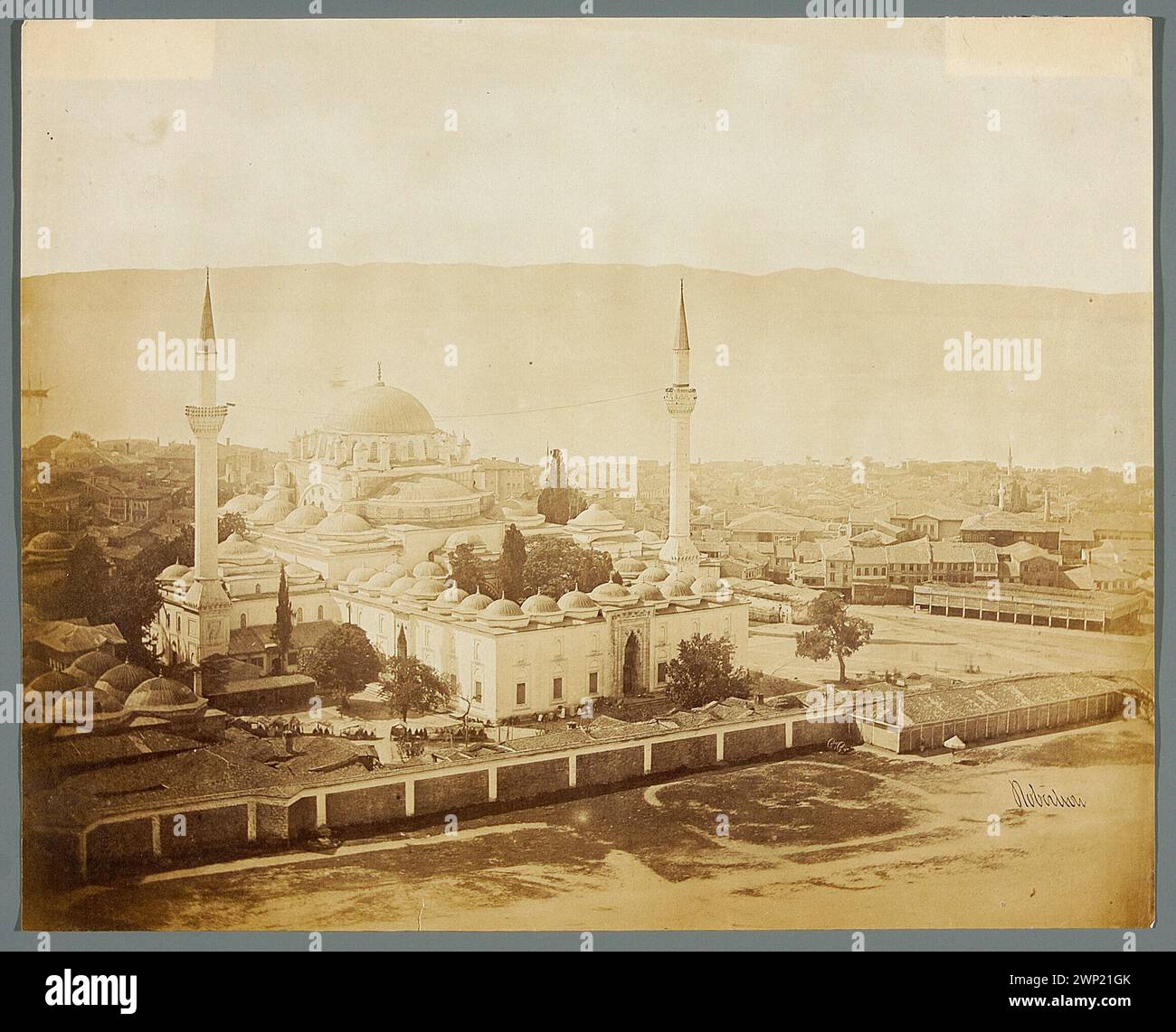 Der fotografische Druck der Sultan Bayezid Moschee in Istanbul zeigt die osmanische islamische Architektur, Kuppeln und Minarette im fremden architektonischen Kontext. Stockfoto