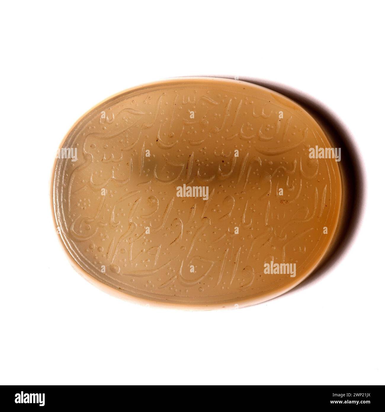 Ein Amulett aus dem Jahr 1765 mit koranischen Inschriften aus der osmanischen Dynastie, das die türkische Kultur und islamische Kunst widerspiegelt, einschließlich Sure-Passagen. Stockfoto