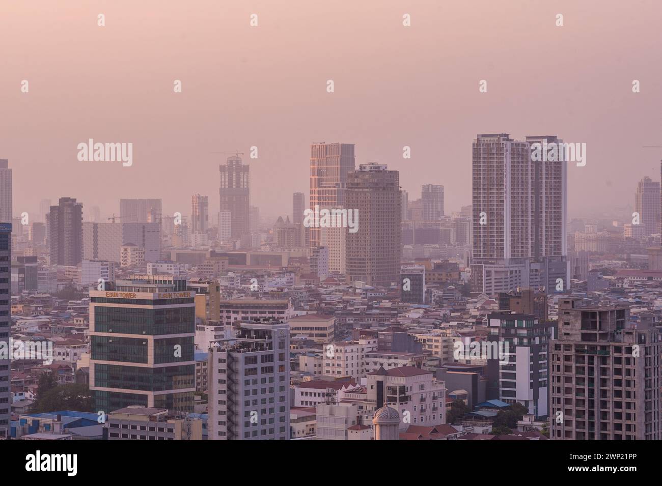 Luftverschmutzung, Smog, Rauch und Staub, bedeckt die Skyline von Downtown Phnom Penh während der Trockenzeit, Phnom Penh, Kambodscha. März 2024. © Kraig Lieb Stockfoto