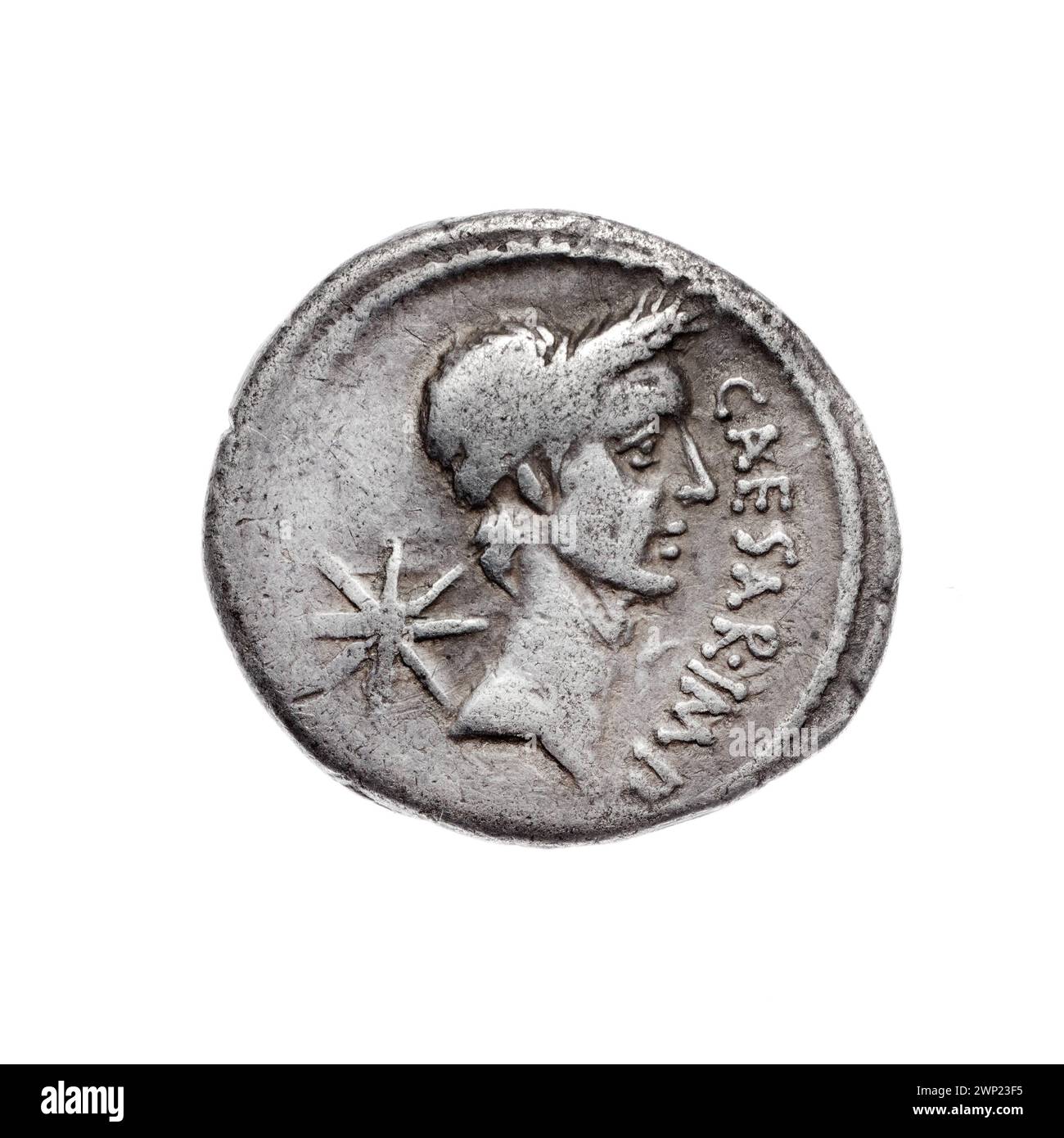 Eine Denar-Münze von P. Sepullius Macer im Jahr 44 v. Chr., die Julius Cäsar darstellt. Die Vorderseite zeigt Caesars Büste, während die Rückseite die stehende Venus, Victoria mit einem Zepter, Sterne und Lorbeerkränze zeigt. Die Münze ist Teil einer dokumentierten Sammlung mit aufgezeichneter Herkunft. Stockfoto