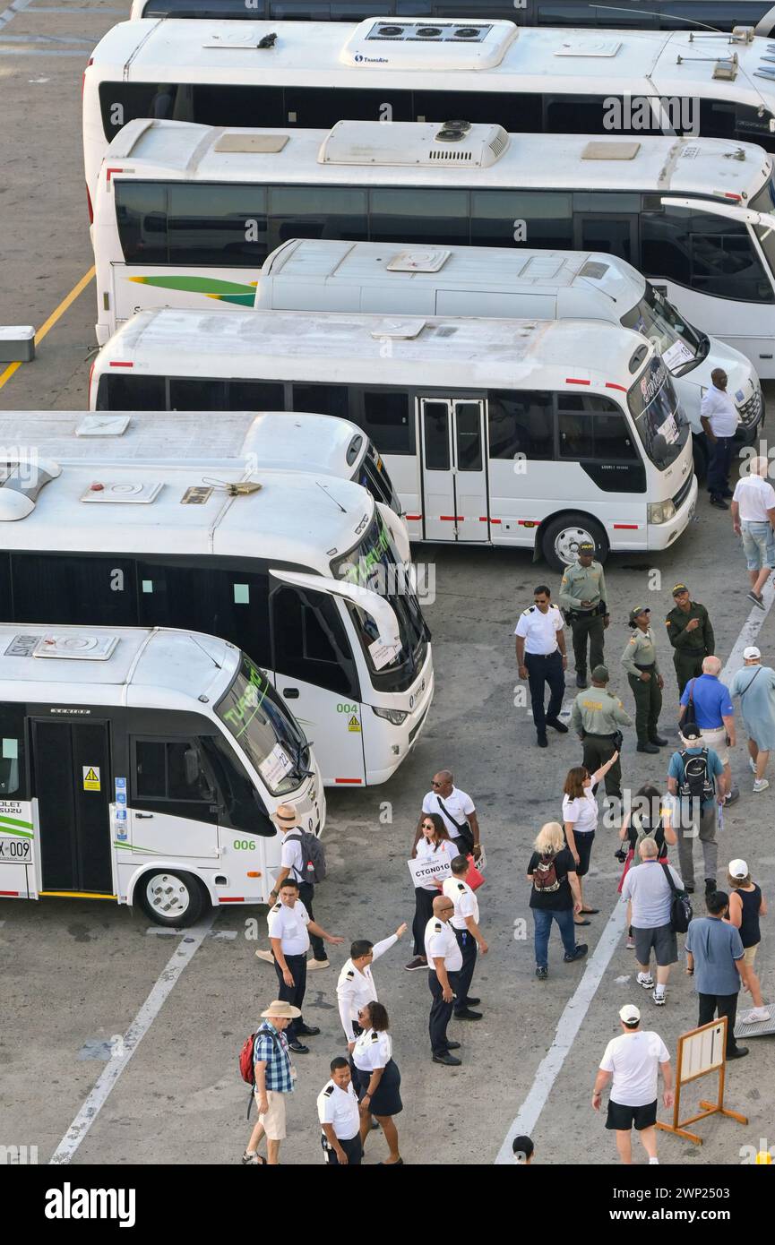 Cartagena, Bolivar, Kolumbien - 24. Januar 2024: Kreuzfahrtpassagiere, die an Bord von Bussen und Reisebussen warten, um sie auf Ausflüge zu nehmen. Stockfoto
