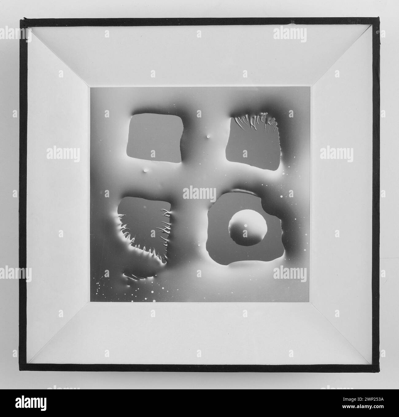 Abstrakte Malerei „Fenster“ von Marek Piasecki, 1959, verbunden mit der II. Gruppe der Krakauer und Informel-Bewegung, die abstrakte Formen und experimentellen Stil betont. Stockfoto Abstrakte Malerei „Fenster“ von Marek Piasecki, 1959, verbunden mit der II. Gruppe der Krakauer und Informel-Bewegung, die abstrakte Formen und experimentellen Stil betont. Stockfoto