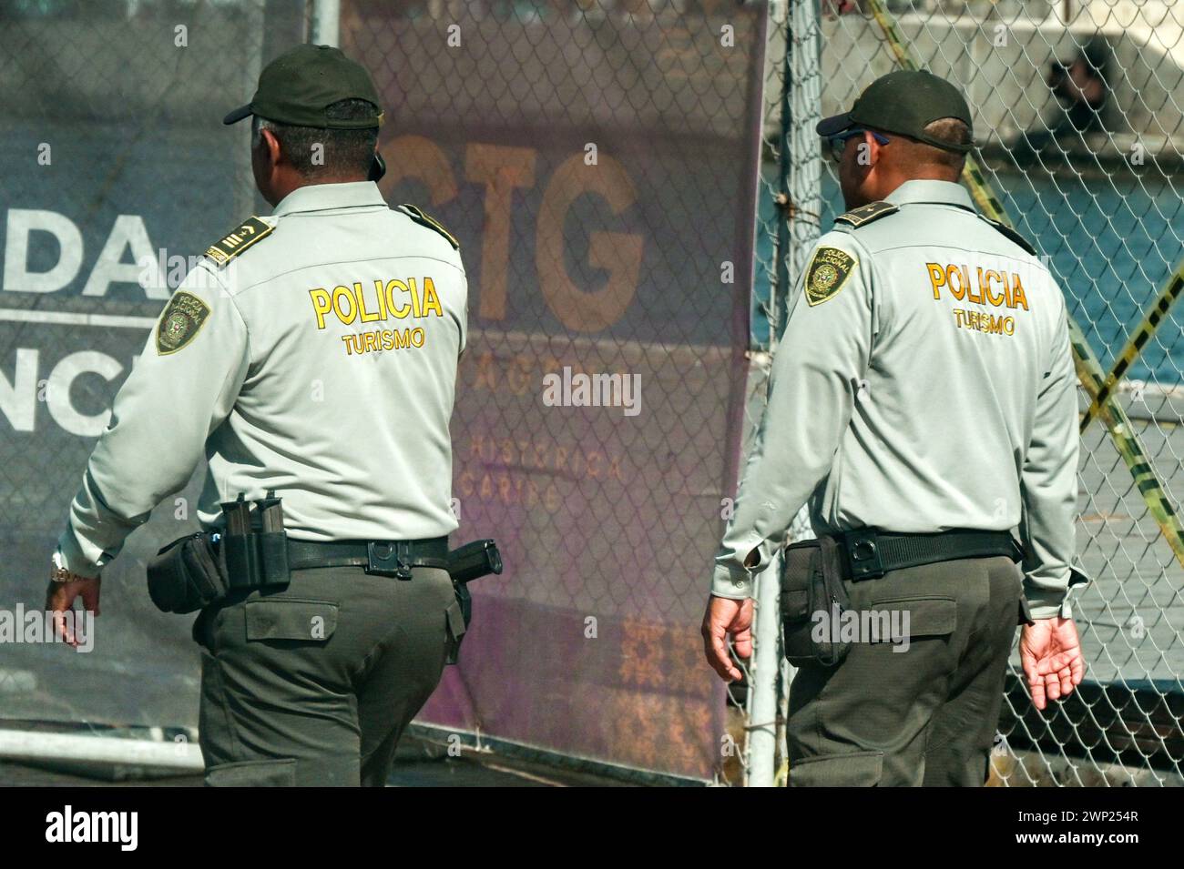 Cartagena, Bolivar, Kolumbien - 24. Januar 2024: Zwei Polizisten der Touristenpolizei auf Patrouille im Stadtzentrum Stockfoto