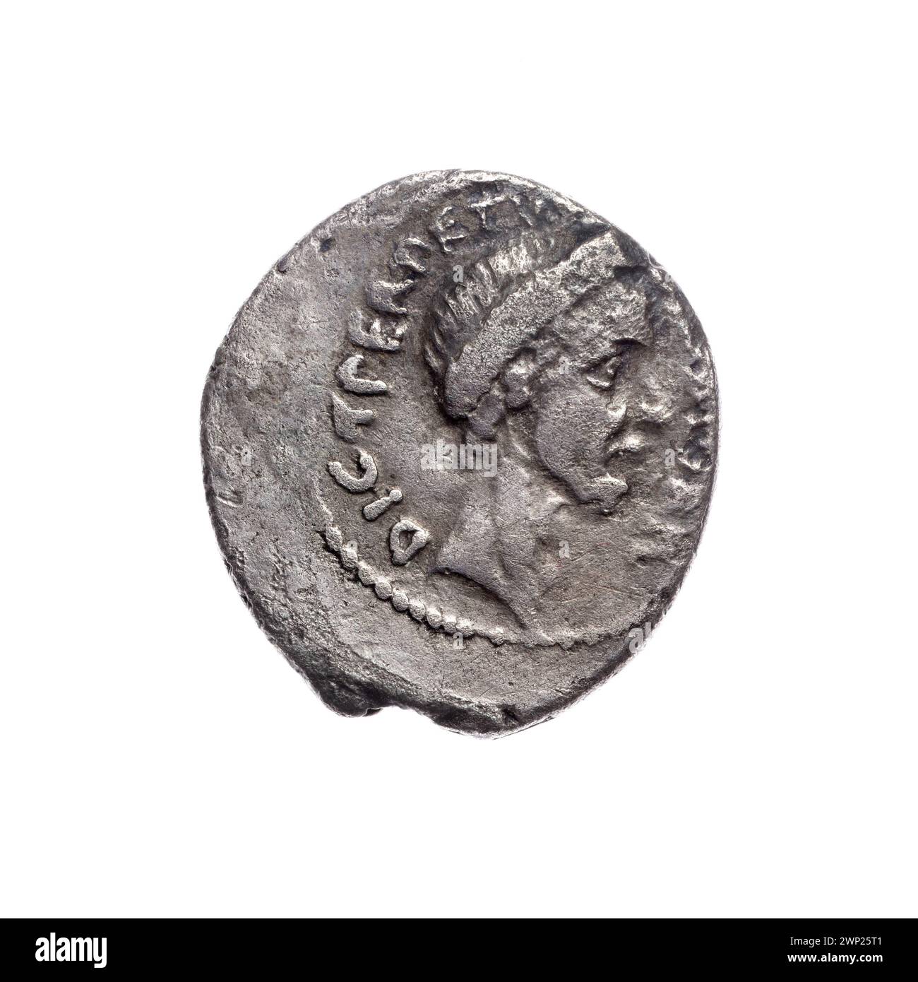 Der Denar von P. Sepullius Macer, 44 v. Chr., zeigt Venus stehend, Victoria personifiziert, Zepter, Büsten, Schilde und Lorbeerkränze. Die Münze ist Teil der Sammlung von Władysław Semerau-Siemianowski. Stockfoto