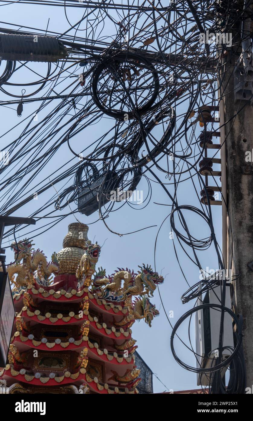 Strom Pylon und Kabel am chinesischen Tempel in Chiang Mai, Thailand Stockfoto