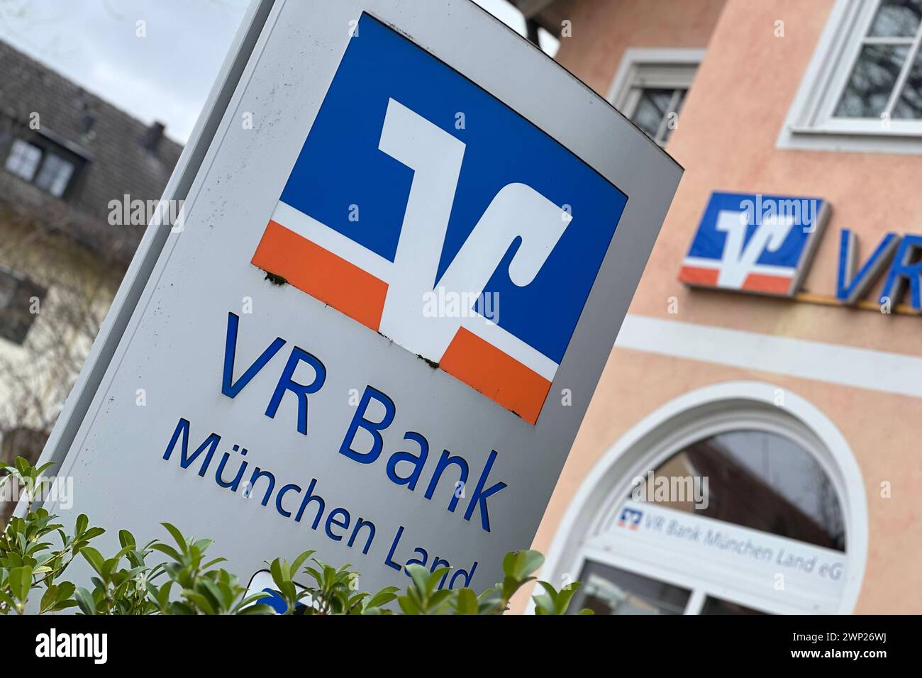 Logo eienr VR Bank Filiale, VR Bank München Land in Aschheim bei München , Schriftzug,Logo,Firmenemblem *** Logo einer VR Bank Filiale, VR Bank München Land in Aschheim bei München, Schriftzug, Logo, Firmenemblem Stockfoto
