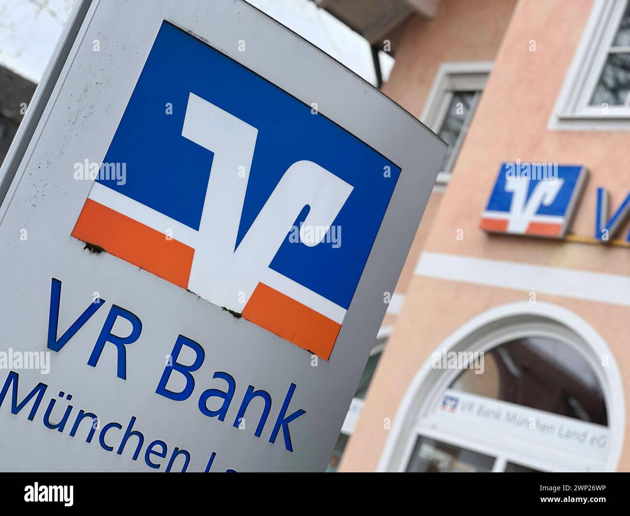 Logo eienr VR Bank Filiale, VR Bank München Land in Aschheim bei München , Schriftzug,Logo,Firmenemblem *** Logo einer VR Bank Filiale, VR Bank München Land in Aschheim bei München, Schriftzug, Logo, Firmenemblem Stockfoto