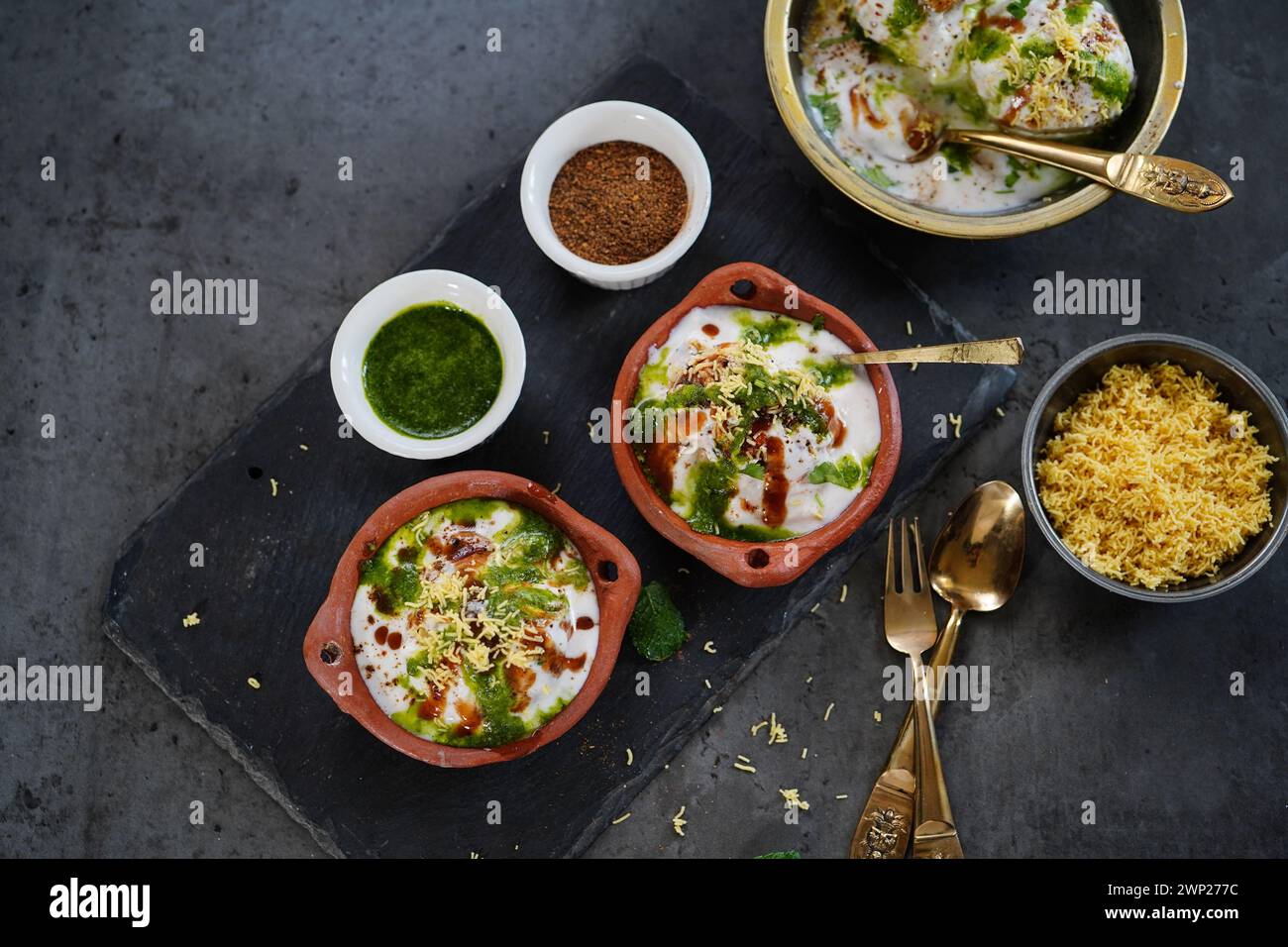 Hausgemachte Dahi Vada – nordindische Linsentrüppchen in Joghurt getränkt mit süßen und scharfen Chutneys Stockfoto