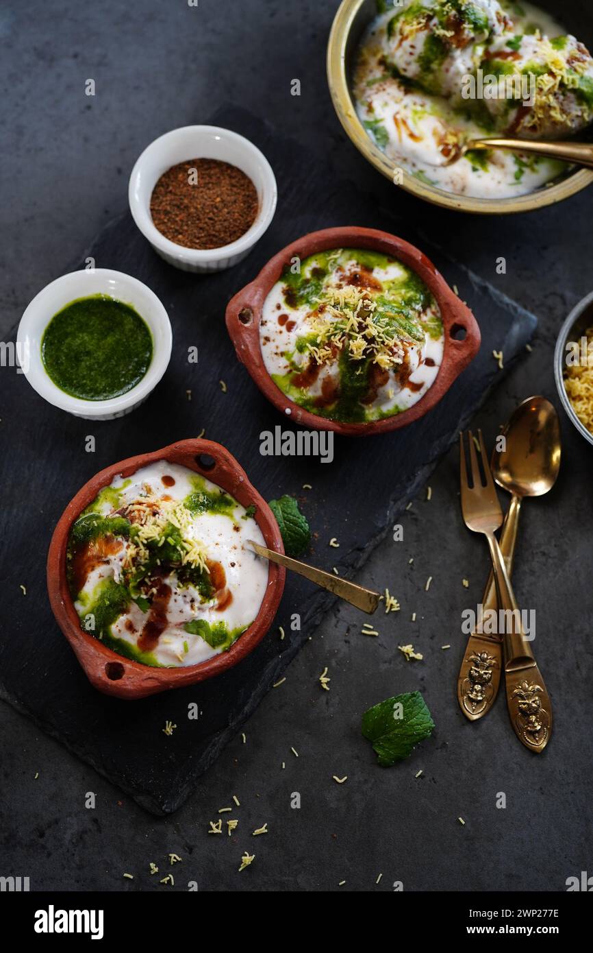 Hausgemachte Dahi Vada – nordindische Linsentrüppchen in Joghurt getränkt mit süßen und scharfen Chutneys Stockfoto